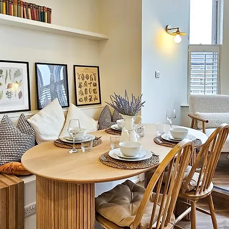 Luxury 2 Bed Townhouse Apartment, Centre דירה *