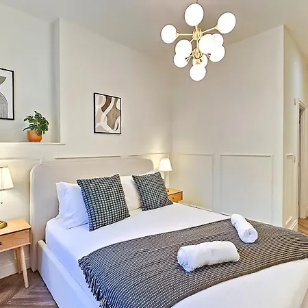 Luxury 2 Bed Townhouse Apartment, Centre *