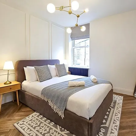 Luxury 2 Bed Townhouse Apartment, Centre